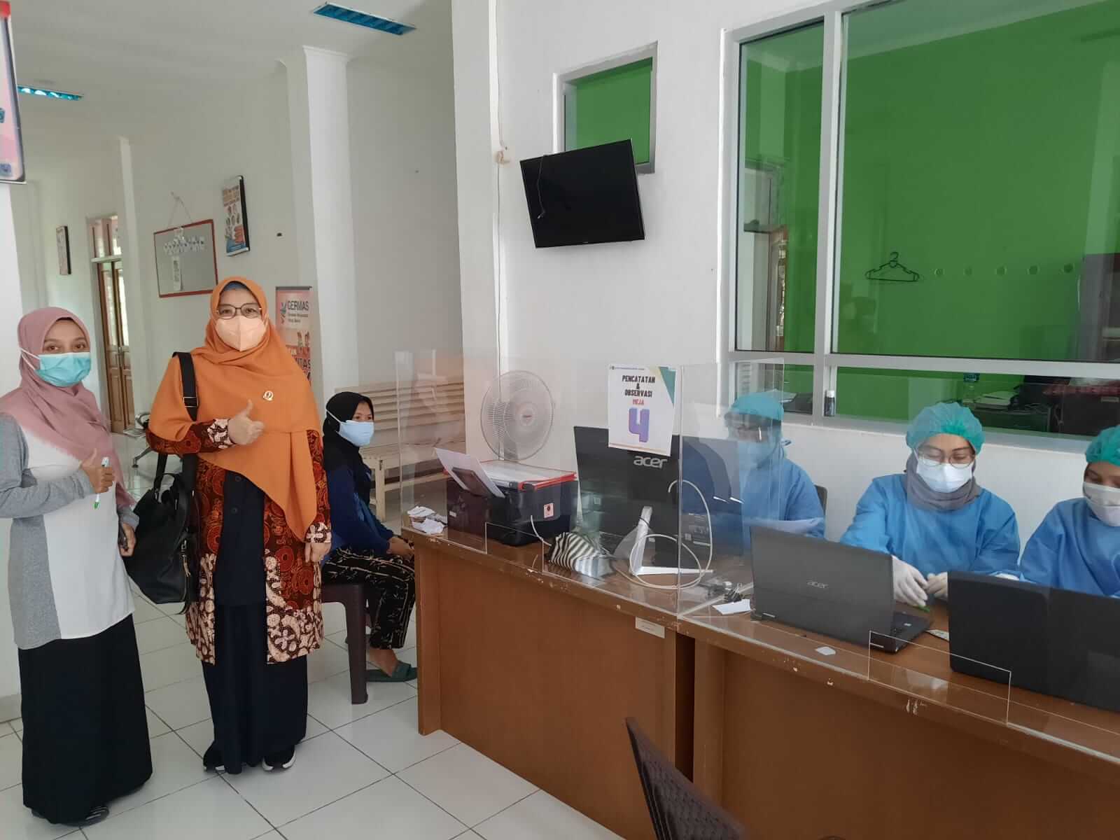 Hj. Iin Nur Fatinah meninjau langsung kegiatan di PKM Depok Utara